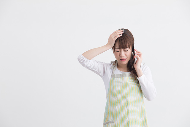 電話をしている女性